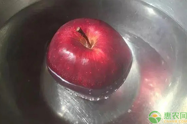 苹果丢在水里会怎样？